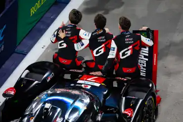 Toyota takes front row in Bahrain to close out 205 WEC season
