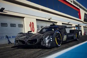 BMW presents the updated M Hybrid V8 in testing at Daytona