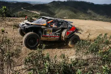 Sébastien Loeb wins the BP Ultimate Rally-Raid Portugal and takes the lead in the W2RC