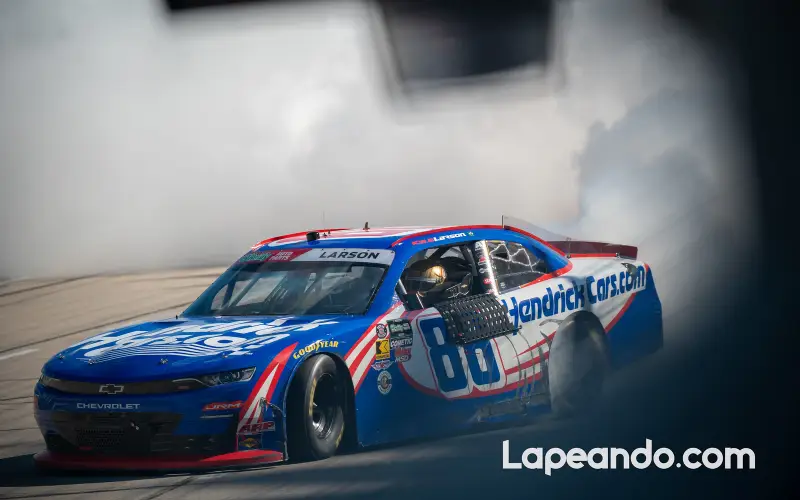 Larson frena a Allgaier en Texas por tres décimas