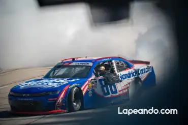 Larson frena a Allgaier en Texas por tres décimas
