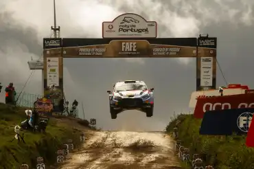 Neuville wins in Portugal after Ogier suffered a flat tire on the decisive stage